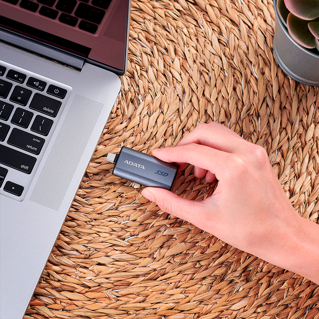 Unidad SSD Externo ADATA SC750, 2 TB, USB 3.2 Gen2 Tipo-C, 1050 / 1000 MB/s, Negro Titanio – SC750-2000G-CCBK